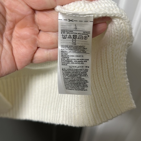 White Old Navy sweater - Picture 5 of 5